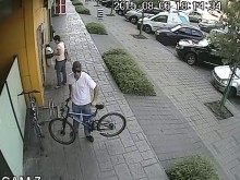 Нагла кражба посред бял ден пред магазин в Пловдив! Камера засне всичко!