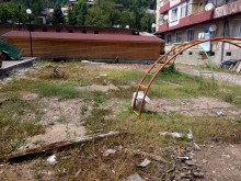 Кметът на Лъки съсипва детски площадки, майки недоволстват