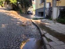 За пореден път река потече по ул. "Брегалница", стартира подписка за подмяна на тръбите