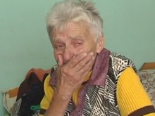 Баба плаче заради мизерията, в която живее с болния си син