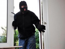 Обраха къща през незатворен прозорец