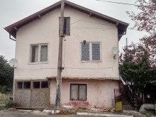 Заради парче общинска земя многочислено семейство остава на улицата