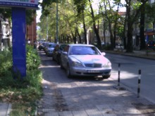 Читател: Да преминеш по тротоара на "Руски" - мисията невъзможна!