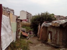 Джамбазки попиля еврочиновник, оплакващ циганските коптори в "Максуда"