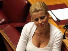 Вижте най-сексапилната депутатка в гръцкия парламент