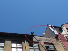 Надвиснала дъска от покрив на сграда застрашава минувачи в Пловдив