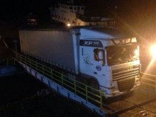 ТИР закъса на ферибота в Свищов, за малко да падне в Дунав
