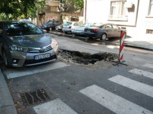 Огромна дупка заема половината платно на ул."Цар Калоян"