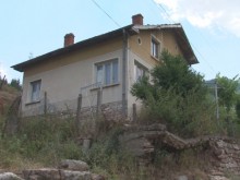 Възрастна жена остава без дом заради имотна схема