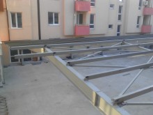 Строителен предприемач се подигра със съседи в Кючука! Вдигна покрив току под балконите им!