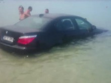 Дама обърка спирачката с газта и паркира тузарското си БМВ в морето