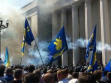 Нови безредици в Украйна, експлозия и ранени полицаи около парламента