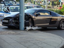 Спортно "Ауди" се заби в стълб по "Руски" на метри от спирка!