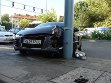 Челно в стълба: 19-годишна пияна мома помля новичко "Ауди" призори по "Руски"!