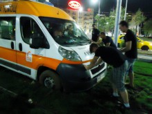 Линейка заседна в тревни площи, таксиметрови шофьори я избутаха