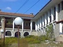Отец бие монахиня в манастира "Св. Атанасий" 