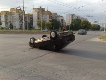 Тежка катастрофа на кръгово в "Тракия": Едната кола по таван, другата - забита в стълб!
