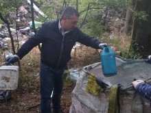 Почистват нерегламентирано сметище в Карлово