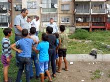 Монтират детски катерушки на ул. "Крайна“