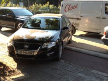 Показно паркиране пред "Авеню", двама едва не пострадаха!
