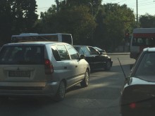 Циганин с БМВ предизвика хаос в натовареното движение в "Южен" тази сутрин