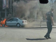 Лек автомобил гори в кръговото до Водната палата!