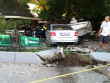 Голяма катастрофа в "Кючук Париж", "Ауди" се вряза в заведение
