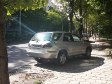 Превърнаха тротоар по "Никола Вапцаров" в паркинг