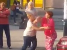 Женски бой насред улицата след отнето предимство 