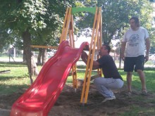 Родители от Калековец: Децата се радват на новата пързалка