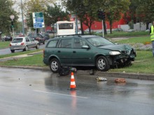 Свидетел: Шофьорът мина на червено, качи се в градинката и помете жената