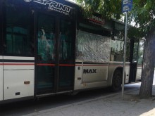 Читател: Как се пътува в автобус с "найлоново" стъкло?