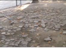 Наглеци-клиенти на НАП рушат тротоара на ул. "Скопие"