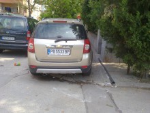 Наглец на тротоара на ул. "Стефан и Обрейко Обрейкови" в "Северен" 