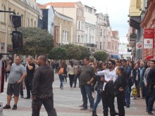 Потушен е пожарът на Главната, минувачи снимаха екшъна с телефоните си!