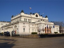 Отцепиха движението пред парламента заради изоставен пожарогасител
