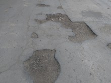 Огромни дупки тормозят тракийци