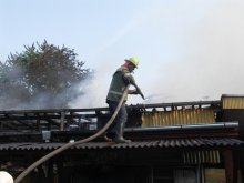 Неизвестни лица запалиха автомобил в Пловдив и къща в Раковски