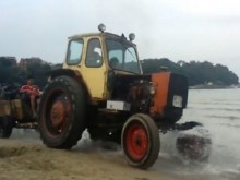 Родна картинка: Трактор с две каруци "хвърчи" по български плаж