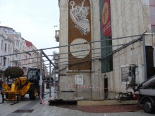 Вече демонтират конструкцията на незаконното заведение на пъпа на Пловдив