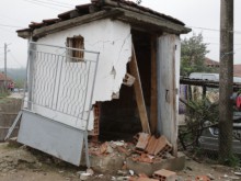 15-годишен подкара колата на брат си и влетя в двор на къща