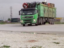 Опасни тежкотоварни маневри по "Асеновградско", необратимото виси на косъм!