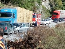 Тежка верижна катастрофа между Асеновград и Смолян, има загинал