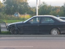 БМВ помля разделителната ограда на бул."България"