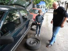 Война за паркиране в центъра: Надупчиха гумите на двама бизнесмени!