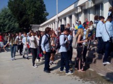 Ученици от ЕГ "Иван Вазов" събраха пари за болно от рак момче, което обаче почина