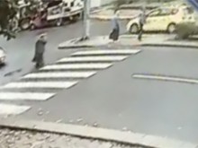 Ексклузивно: Видео от блъснатата на пешеходна пътека в Пловдив жена!