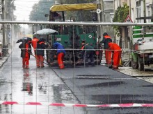 Любопитно: Строители поставят асфалт с чадъри в дъжда