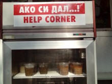 Жена, окичена с ланци, си взе храна от хладилник за бедни - не й се готвело