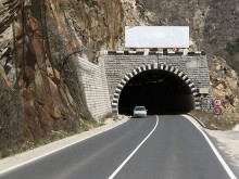 Сменят осветлението в големите тунели